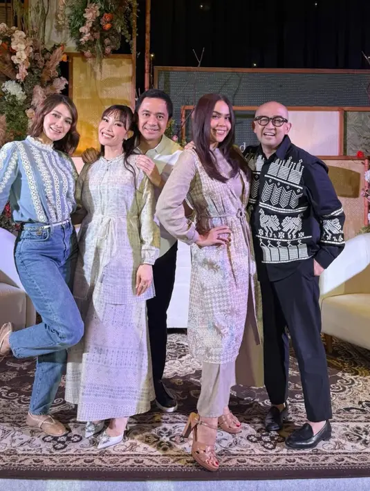 Luna Maya hadir mengenakan atasan lengan panjang warna biru dengan aksen lace dan bordiran putih dipadukan ceoana denim panjang dan flatshoesnya.  [@mrsayudewi]