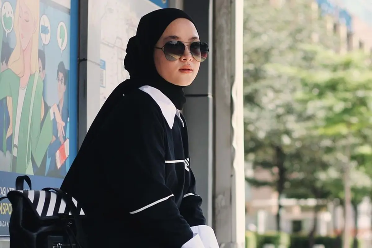 FOTO: Gaya Nissa Sabyan saat Pakai Kacamata Gelap, Tampil Menawan