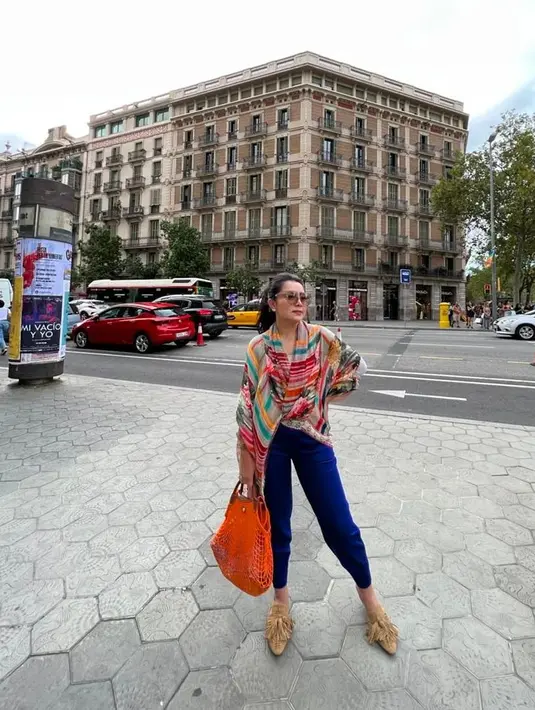 Gedung tua juga menjadi daya tarik bagi Mayangsari sebagai latar foto. (Foto: Instagram/@mayangsari_official)