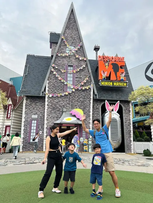 Putri Titian dan Junior Liem bersama kedua putra tercinta,  Theodore Iori Liem dan Mykah Iago Liem. Keseruan liburan keluarga ini begitu terlihat dari beberapa foto yang dibagikan. [Instagram/putrititian]