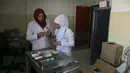 Perawat mempersiapkan obat untuk pasien di Rumah Sakit Indonesia di wilayah utara Jalur Gaza, 4 Januari 2016. Rumah sakit yang dibangun menggunakan dana dari rakyat Indonesia itu resmi dibuka pada 27 Desember 2015 lalu. (REUTERS/Mohammed Salem)