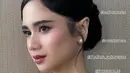 Dipadu styling oleh Imelda Imew dan Minda Novianty, penampilan Tissa Biani di momen spesial ini terasa begitu seimbang, antara tradisi dan modernitas, sederhana namun tetap mencuri perhatian.