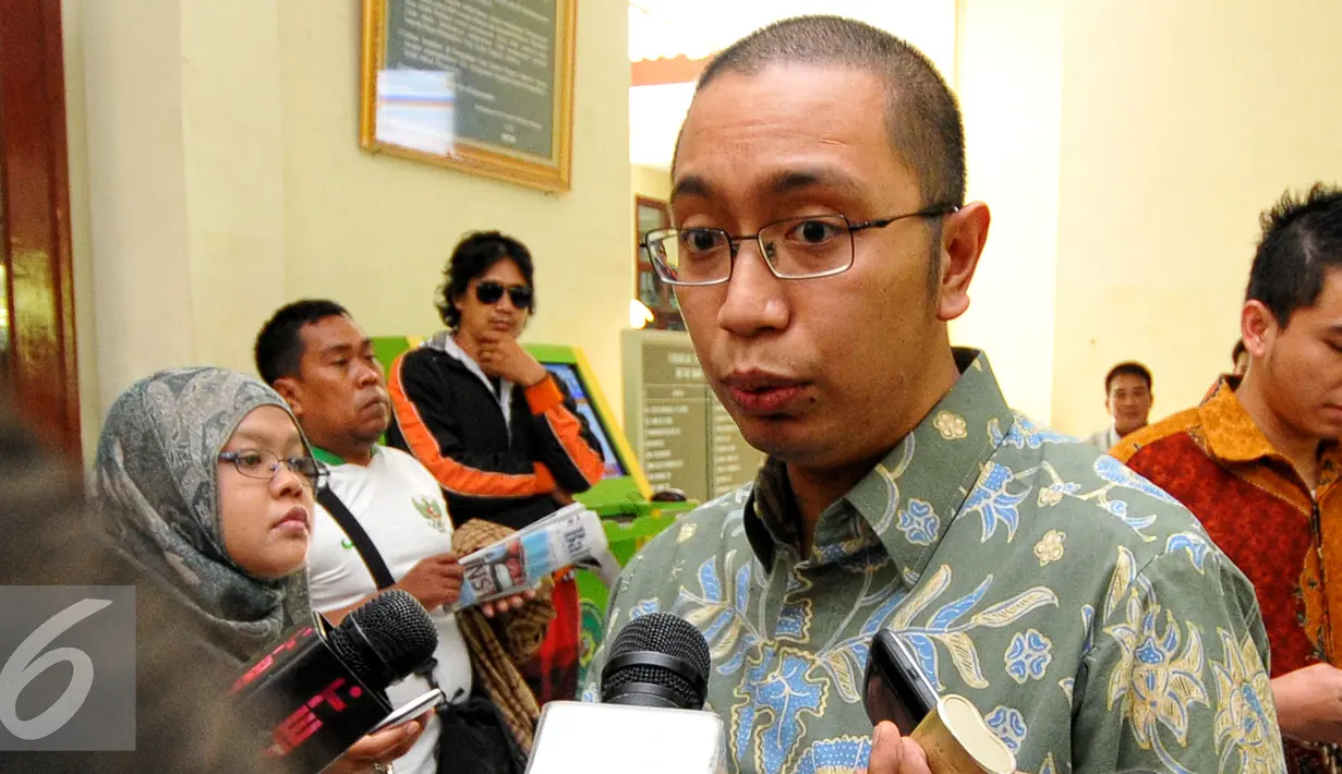 Kuasa hukum PSSI, Aristo Pangaribuan memberikan keterangan pers usai mengikuti sidang di PTUN Jakarta Timur, Selasa (14/7/2015). PTUN memenangkan gugatan PSSI atas SK Kemenpora. (Liputan6.com/Yoppy Renato)
