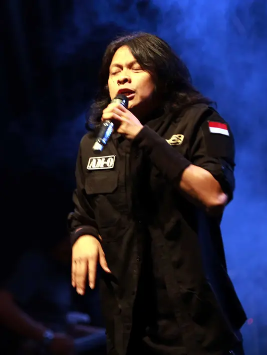 Sebagai ujung tombak sebuah band, sang vokalis harus dapat membuat suasana panggung yang baik, seperti Armand Maulana dengan tampilan khasnya. (Deki Prayoga/Bintang.com)