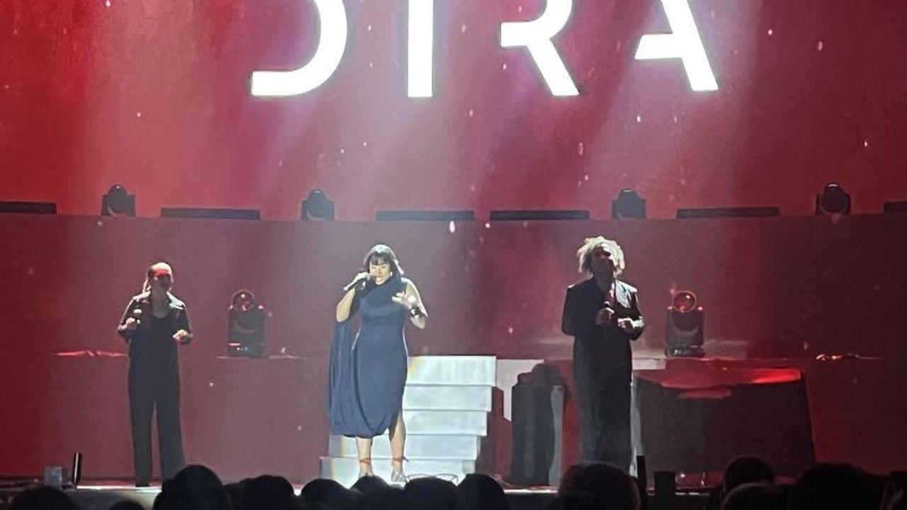Dira Sugandi Memukau sebagai Pembuka Konser 'An Evening with Brian McKnight' di Jakarta
