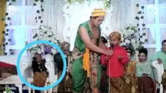 Malang benar nasib bocah satu ini saat berada di sebuah kondangan. Gara-gara keasikan ketawa, si bocah terjungkal dari kursi.