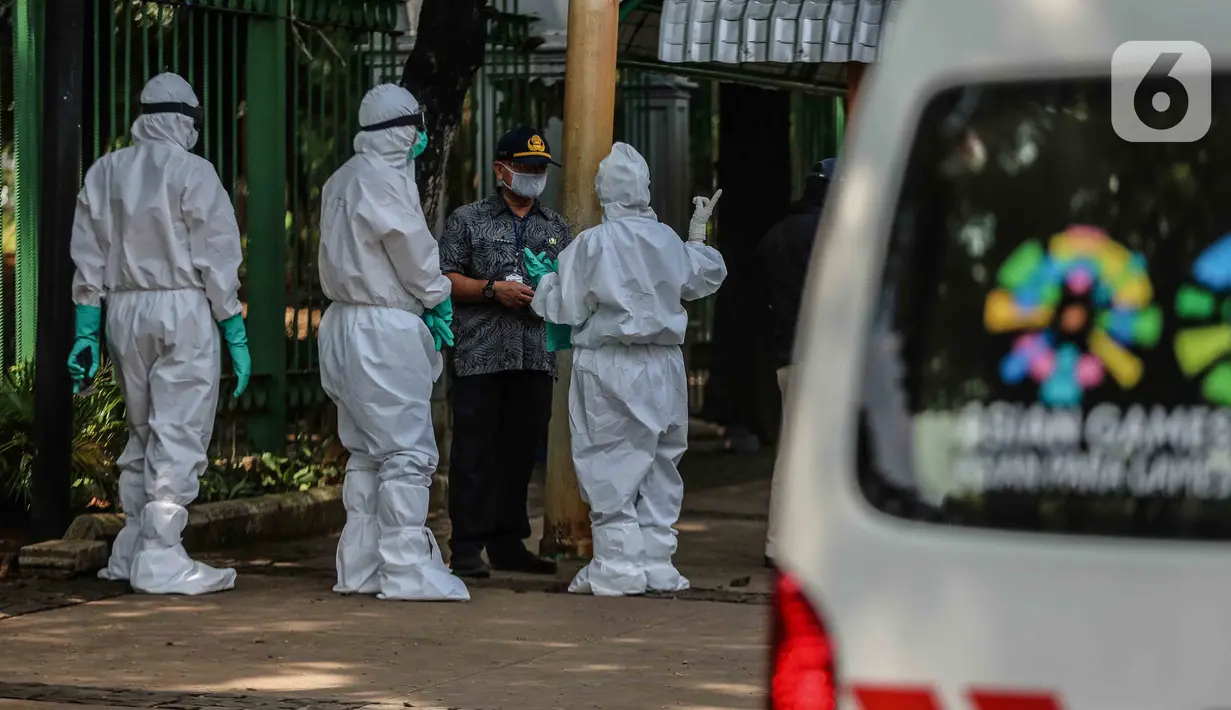 Tim medis menggunakan alat pelindung diri (APD) setelah memeriksa kondisi orang yang tergeletak di Jalan Merdeka Barat, Jakarta, Kamis (23/4/2020). Usai dilakukan pemeriksaan oleh tim medis, tunawisma tersebut dinyatakan negatif covid-19. (Liputan6.com/Faizal Fanani)