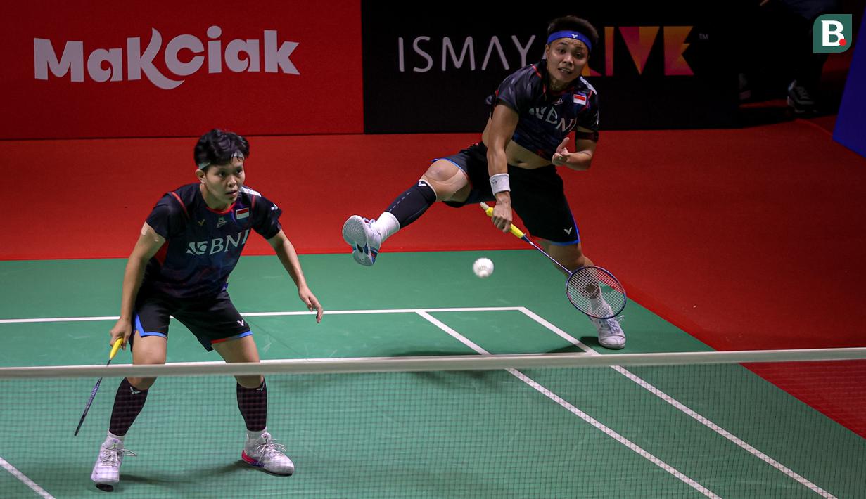 <p>Ganda putri Indonesia, Apriyani Rahayu/Siti Fadia Silva Ramadhanti berusaha mengembalikan bola ke arah lawannya, pasangan Belanda, Debora Jille/Cheryl Seinen pada laga babak 32 besar Daihatsu Indonesia Masters 2024 di Istora Senayan, Jakarta, Selasa (23/1/2024). Apriyani Rahayu/Siti Fadia Silva Ramadhanti kalah dua game langsung 14-21, 17-21. (Bola.com/Bagaskara Lazuardi)</p>