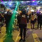 Demonstran menggunakan laser pointer saat berunjuk rasa di Stasiun MTR Yuen Long, Hong Kong, Rabu (21/8/2019). Unjuk rasa berkelanjutan ini menyoroti tergerusnya kebebasan di Hong Kong setelah diserahkan Inggris ke Cina pada 1997. (AP Photo/Kin Cheung)