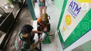 Warga mendapatkan bantuan beras melalui ATM Pertanian Si Komandan di Makodim 0506 Tangerang, Banten, Senin (27/4/2020). Bantuan 1,5 kg beras per orang melalui ATM Pertanian Si Komandan kerja sama antara Kementan, TNI dan sejumlah mitra selama pandemi Covid-19. (Liputan6.com/Fery Pradolo)