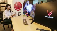 Model mengoperasikan monitor LG UltraGear untuk gaming di sela peluncuran di Jakarta. (Liputan6.com)