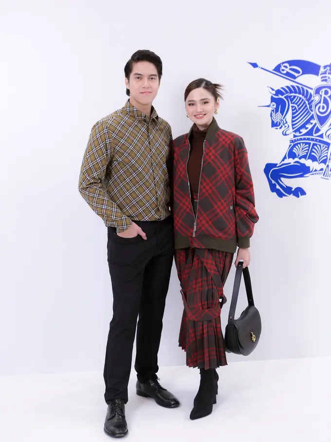 6 Gaya Couple El Rumi dan Syifa Hajdu Tampil Serasi saat Hadiri Acara Burberry Outerwear 2024 Bersama