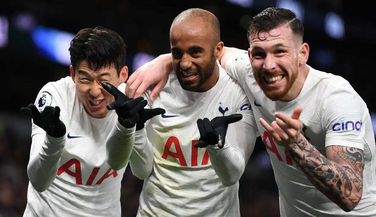 Satu lagi penyerang Brasil di skuat Tottenham, yaitu Lucas Moura. Ia tercatat telah membela The Lilywhites sejak 2018 silam. Pada musim ini, ia baru mencatatkan dua penampilan karena kalah bersaing dengan Kulusevski di skuat utama. (AP/Daniel Leal)