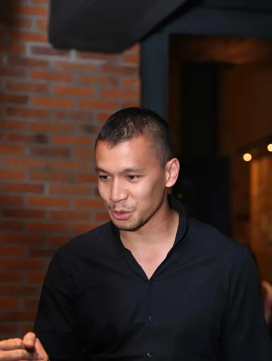 Setelah resmi bercerai, aktor 35 tahun itu terlihat bergandengan mesra dengan Nikita Mirzani saat gala premiere film. (Nurwahyunan/Bintang.com)