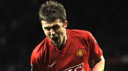 Manchester United&#039;s English midfielder Michael Carrick celebrates after scoring the second goal during the English Premiership football match against Portsmouth at Old Trafford, Manchester, on April 22, 2009. AFP PHOTO/ANDREW YATES