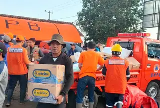 Bantuan untuk korban longsor di Bandung Barat