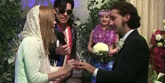 Kabar mengejutkan dari bintang film 'Transformers', Shia LaBeouf. Setelah kisah cintanya dengan Mia Goth diwarnai putus nyambung, pasangan itu akhirnya meresmikan hubungannya. (Instagram)