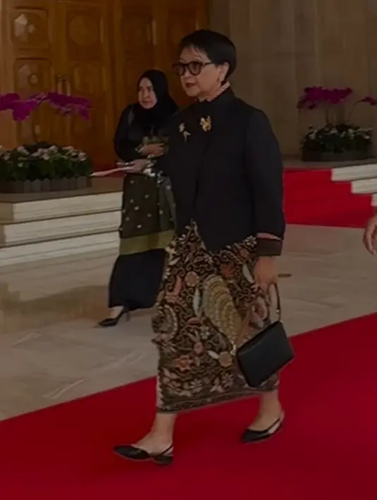 Membawa gaya khas perempuan Indonesia, Retno Marsudi memilih tampil mengenakan kebaya dan batik. [Foto: Instagram/retno_marsudi]