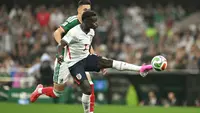 Penyerang Inggris bernomor punggung 07, Bukayo Saka, mengontrol bola selama pertandingan babak 16 besar Piala Dunia 2026 antara Meksiko dan Inggris di Stadion Kota Meksiko, Kota Meksiko, pada 6 Juli 2026. (Yuri Cortez/AFP)
