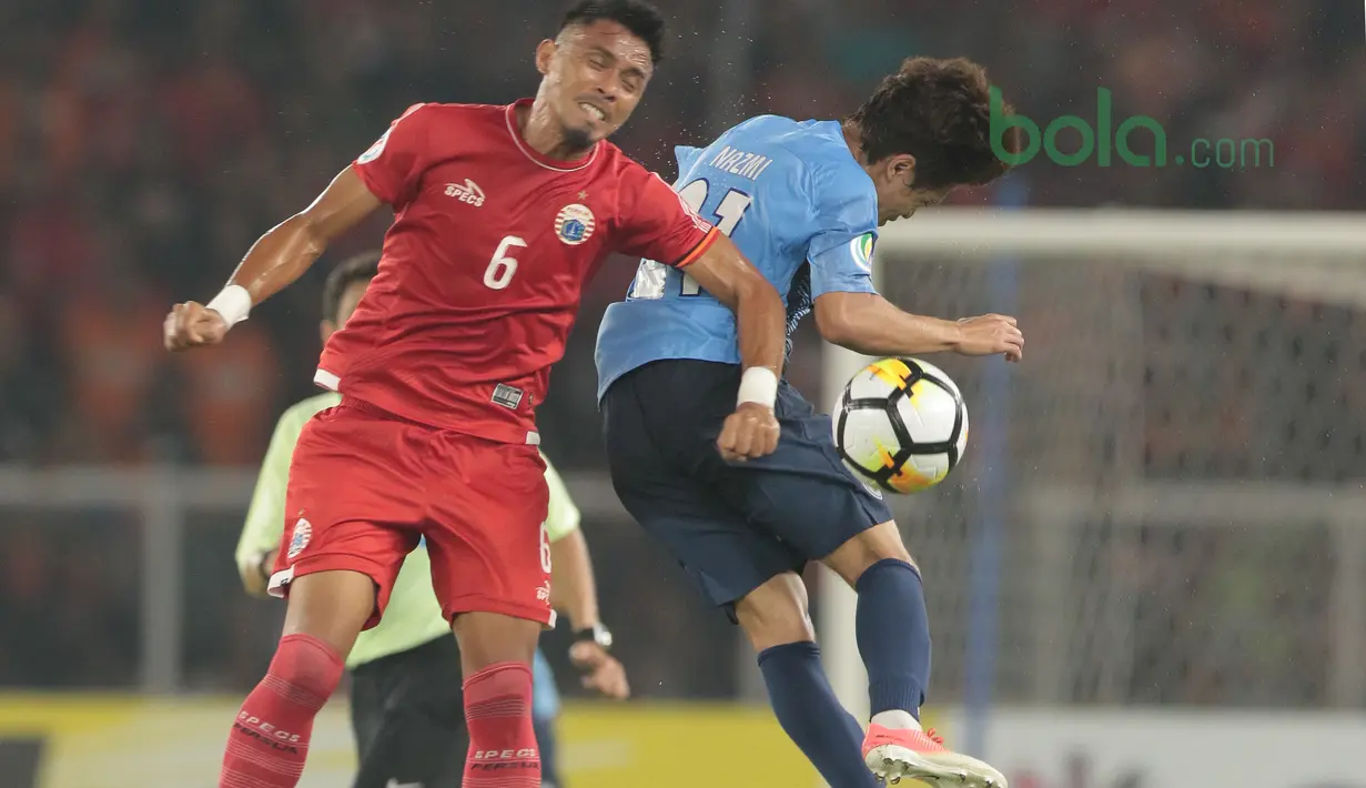 Duel pemain Persija Jakarta, Maman Abdurahman (kiri) dan pemain JDT, Nazmi pada laga Piala AFC 2018 di Stadion Utama Gelora Bung Karno, Jakarta, Selasa (10/4/2018). Persija Jakarta menang 4-0.  (Bola.com/Nick Hanoatubun)