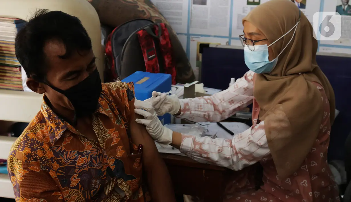 Petugas kesehatan menyuntikan vaksin COVID-19 pada warga di RPTRA Taman Gajah, Cipete Selatan, Jakarta, Kamis (27/5/2021). Pemprov DKI Jakarta melakukan vaksinasi COVID-19 bagi warga usia 18 tahun ke atas yang berada di RW rentan dan padat penduduk. (Liputan6.com/Johan Tallo)