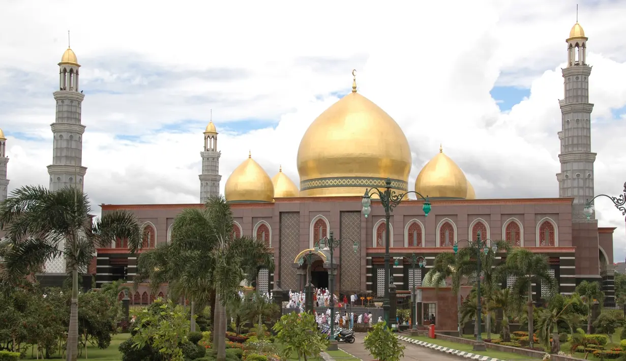 Masjid Kubah Mas atau Masjid Dian Al Mahri merupakan salah satu masjid terunik di Indonesia karena memiliki kubah yang terbuat dari lapisan emas. Arsitektur masjid ini mirip dengan arsitektur masjid-masjid di Timur Tengah. (Istimewa)
