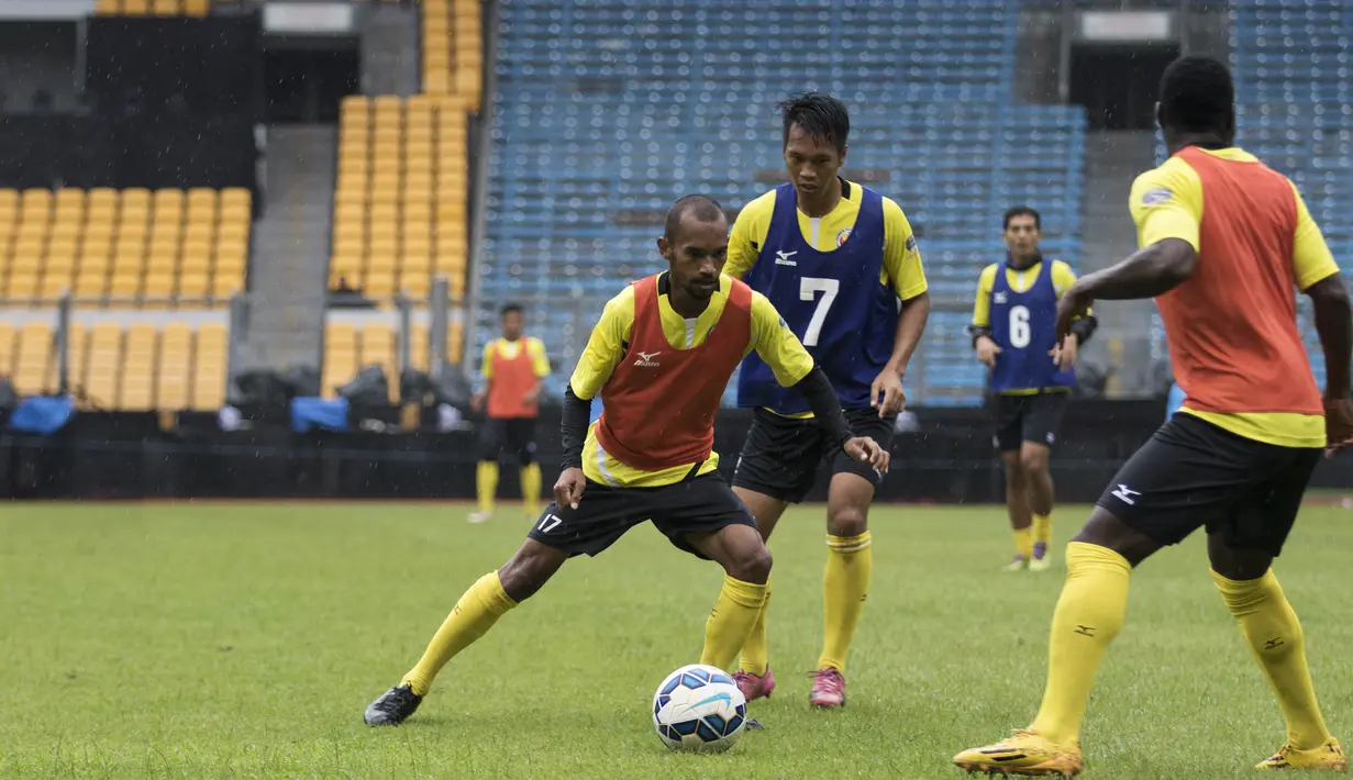 Striker Semen Padang, Nur Iskandar, berlatih jelang laga final Piala Jenderal Sudirman di Stadion Gelora Bung Karno, Jakarta, Sabtu (23/1/2016). (Bola.com/Vitalis Yogi Trisna) 