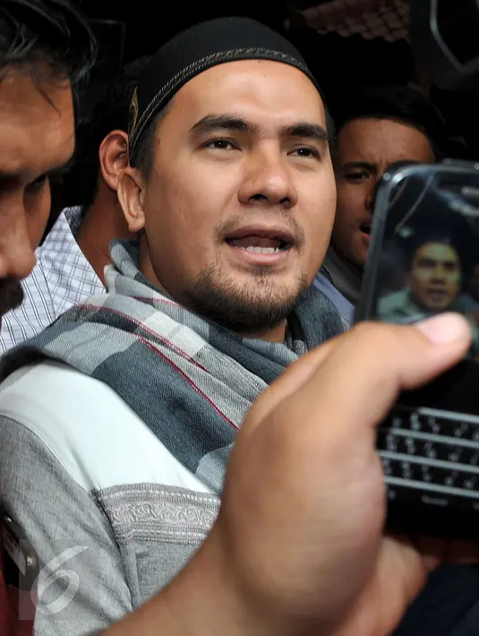 Tersangka kasus pencabulan yang juga pedangdut, Saipul Jamil saat akan keluar untuk melakukan shalat Jumat di Polsek Kelapa Gading, Jakarta, Jumat (19/2). Saipul tidak berkomentar sedikitpun kepada awak media yang sudah menunggu (Liputan6.com/Johan Tallo)