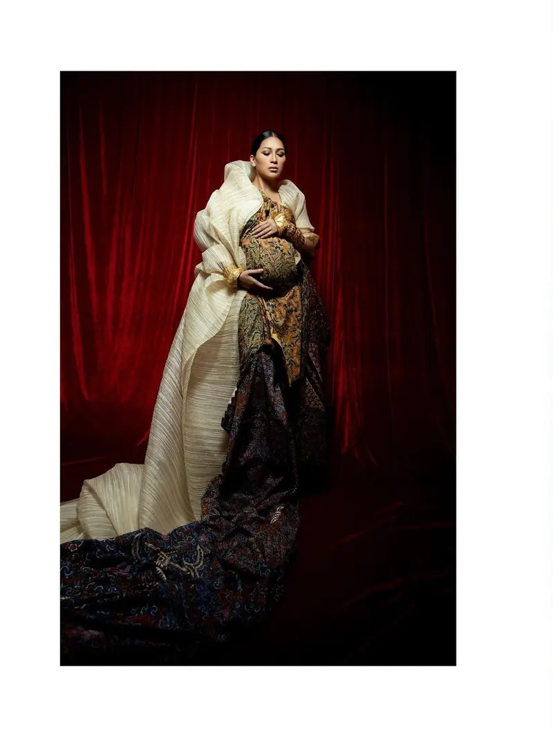 6 Gaya Maternity Shoot Terbaru Tata Janeeta, Memukau dengan Kain Batik