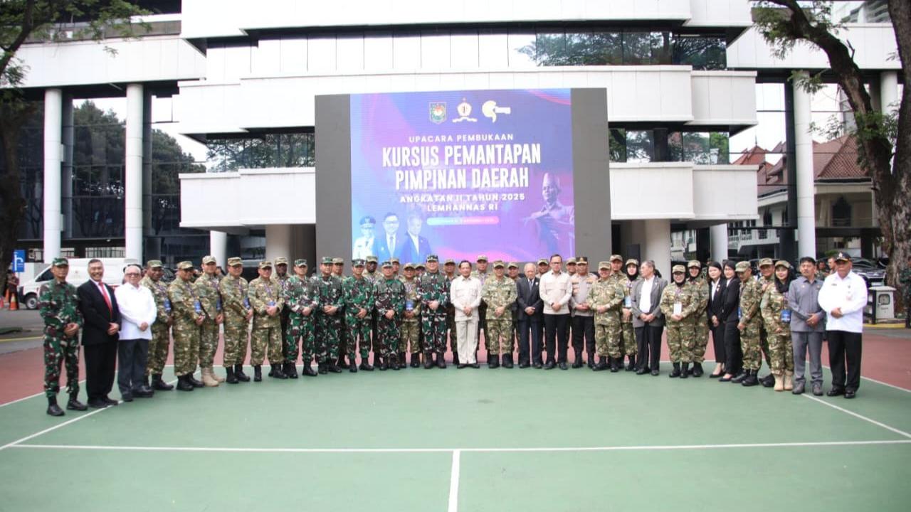 Mendagri Tito Karnavian saat menjadi Inspektur Upacara (Irup) pada Pembukaan KPPD Gelombang II Tahun 2025 di Lapangan Tengah, Kantor Lemhannas RI