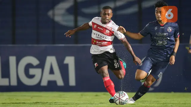Foto: Derby Jatim, Arema FC Menang Dramatis atas Madura United di Pertandingan BRI Liga 1