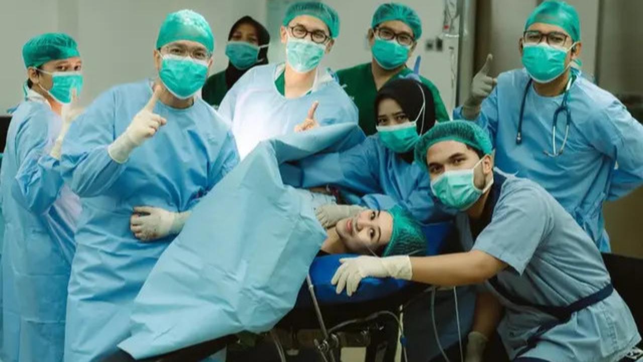 10 Potret Persalinan Aaliyah Massaid, Thariq Ungkap Arti Nama Anak Pertama