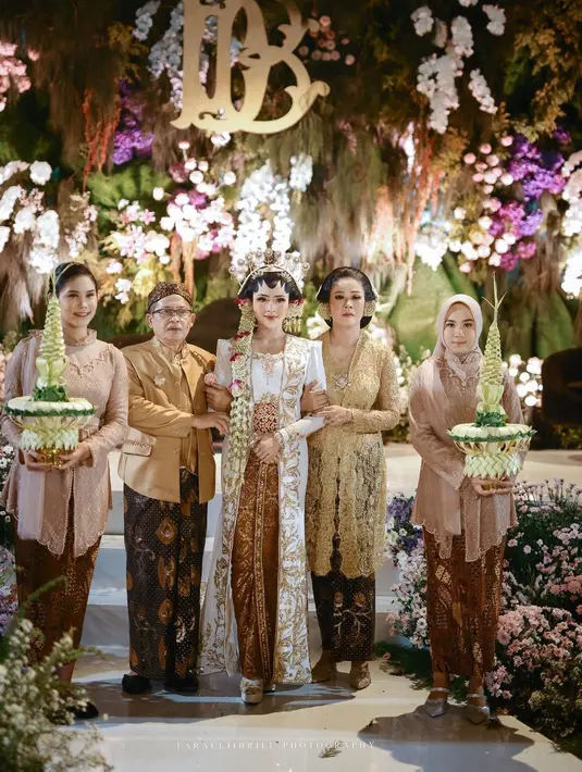 Tentu, sosok Bella yang jadi ratu sehari di momen bahagia tersebut tak luput dari sorotan. Ia tampil ayu mengenakan kebaya model kutubaru yang menjuntai sampai ke mata kaki rancangan Asri Leksono.