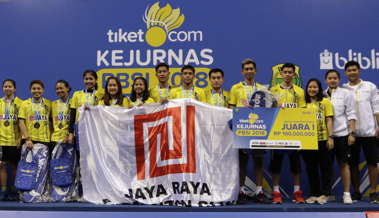 Pebulutangkis Jaya Raya foto bersama usai menjuarai Kejurnas PBSI di Britama Arena, Sabtu (22/12). Jaya Raya menjadi juara Kejurnas PBSI 2018. (Bola.com/M Iqbal Ichsan)