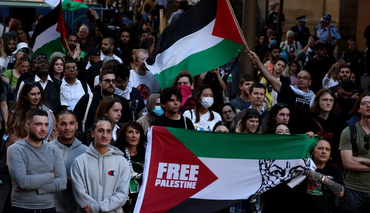 Para pengunjuk rasa meneriakkan slogan-slogan saat mereka berbaris dalam aksi protes menentang aksi militer Israel di Gaza, di Sydney pada 9 Oktober 2023, (David GRAY/AFP)