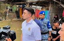 6 Potret Verrell Bramasta Ngabuburit di Lokasi Banjir Bekasi, Rela Tembus Banjir Pakai Sepatu Mahal Demi Bertemu Korban