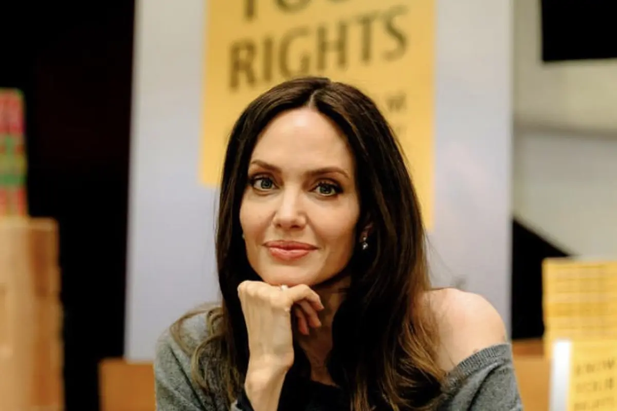 Angelina Jolie Kenakan Piyama Seharga Rp20 Jutaan saat Berada di Bandara