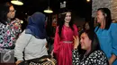 Iis Dahlia saat berbuka puasa bersama dengan penggemarnya di kawasan Senayan, Jakarta, Jumat (10/7/2015). Iis Dahlia tampil cantik dengan busana muslim berwarna pink. (Liputan6.com/Andrian M Tunay)