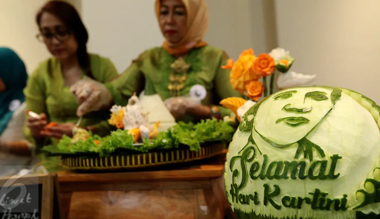 Peserta menyiapkan tumpeng saat mengikuti Lomba Menghias Tumpeng di Museum Nasional, Jakarta, Sabtu (22/4). Acara ini digelar untuk memperingati hari Kartini dan sekaligus merayakan ulang tahun Museum Nasional. (Liputan6.com/Fery Pradolo)