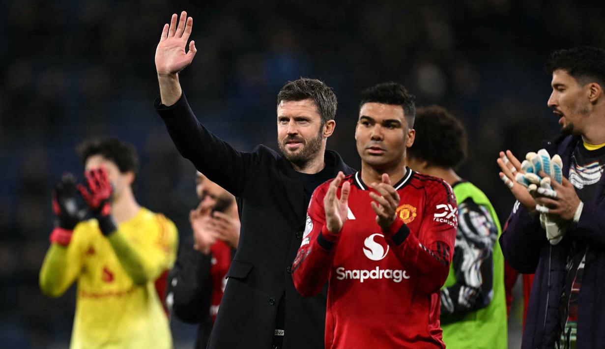 Pelatih interim Manchester United asal Inggris, Michael Carrick, menyapa para penggemar setelah pertandingan pekan ke-27 Liga Primer Inggris 2025/2026 melawan Everton di Stadion Hill Dickinson, Liverpool, barat laut Inggris, Senin 23 Februari 2026 waktu setempat atau Selasa 24 Februari 2026 dini hari WIB. (Paul ELLIS/AFP)