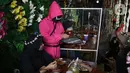 Pramusaji melayani pengunjung di Cafe Strawberry, Jakarta, Sabtu (16/10/2021). Cafe tersebut mengusung tema permainan yang ada dalam serial Netflix Squid Game untuk memberikan daya tarik bagi pengunjung yang ingin makan sekaligus mencoba permainan itu. (Liputan6.com/Herman Zakharia)
