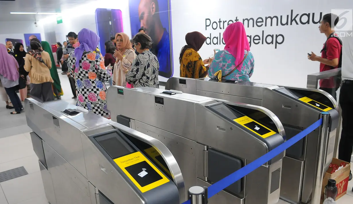 Warga berada di stasiun MRT Bundaran HI, Jakarta, Selasa (19/2). Setiap stasiun MRT fase 1 ini punya tema dan konsep yang berbeda. (Liputan6.com/Angga Yuniar)