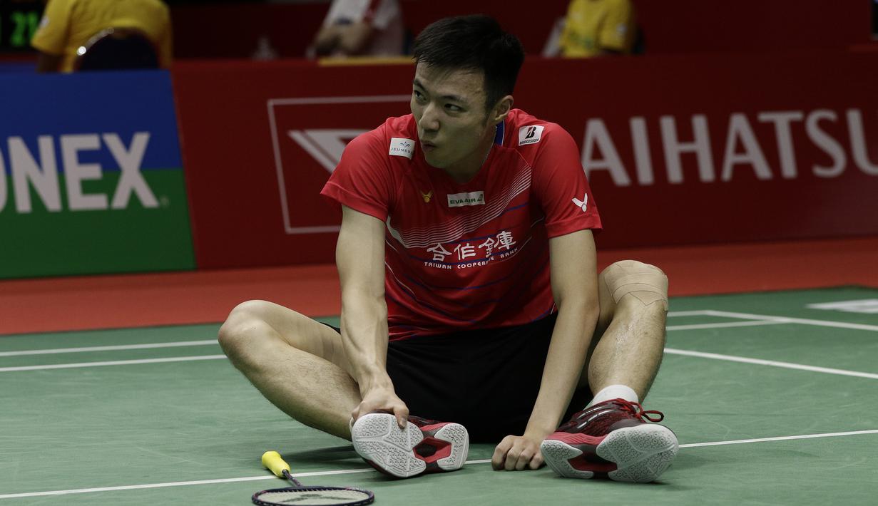 Tunggal Putra Chinese Taipei, Wang Tzu We, terjatuh saat melawan tunggal Indonesia, Jonatan Christie, pada laga Indonesia Masters 2020 di Istora, Jakarta, Kamis (16/1). Jonatan Christie unggul 21-15 dan 21-15. (Bola.com/Yoppy Renato)
