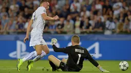 Striker Leicester City, Jamie Vardy, dilanggar kiper Club Brugge, Ludovic Butelle, yang berujung penalti pada laga Liga Champions Grup G, di Jan Bredelstadion, Brugge, Kamis (15/9/2016) dini hari WIB. (Reuters/Eric Vidal) 