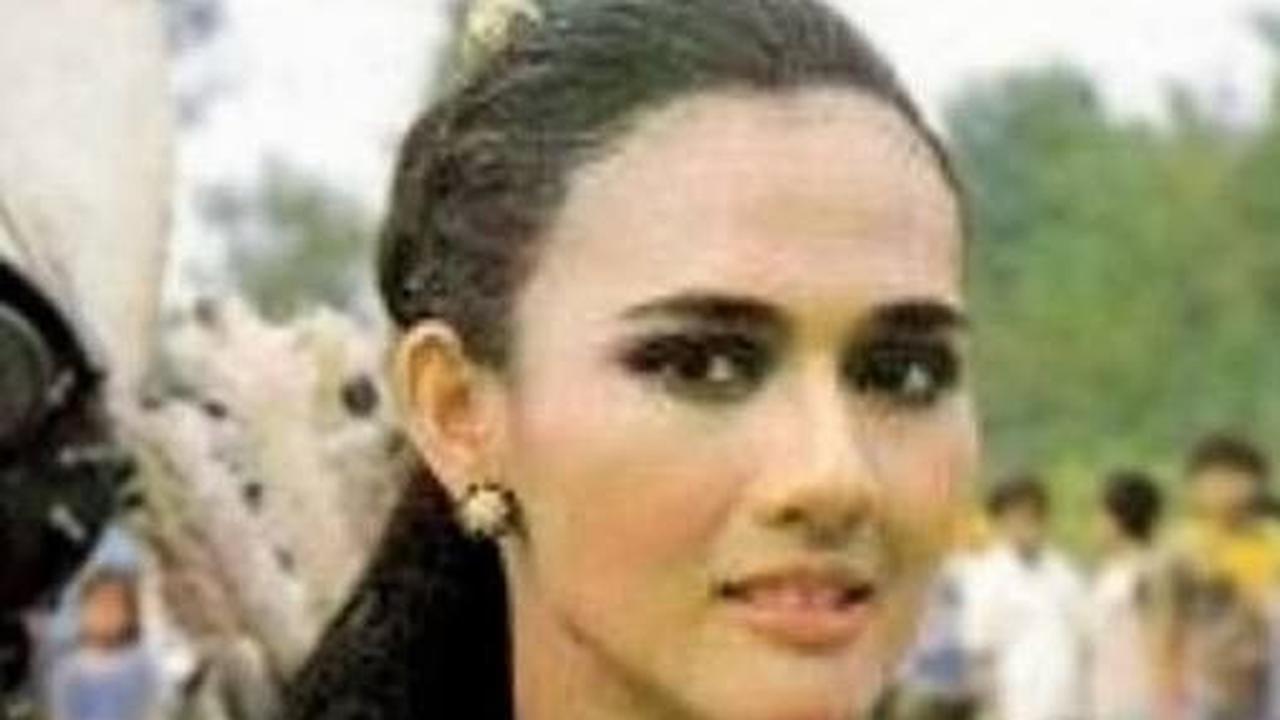 Ini adalah potret Rini S Bono saat syuting di puncak kariernya. Ada yang ingat film apa yang sedang ia syuting saat itu?