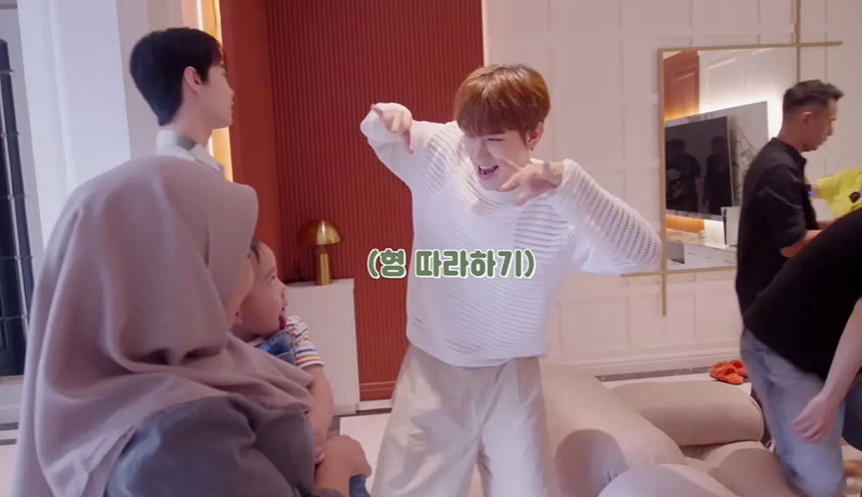 Jungwoo juga tak mau ketinggalan menggoda Cipung. Dia menakut-nakuti anak batita itu dengan gestur tangan dan suara bak monster. Tapi, kok enggak seram, ya? (Foto: YouTube/ NCT)