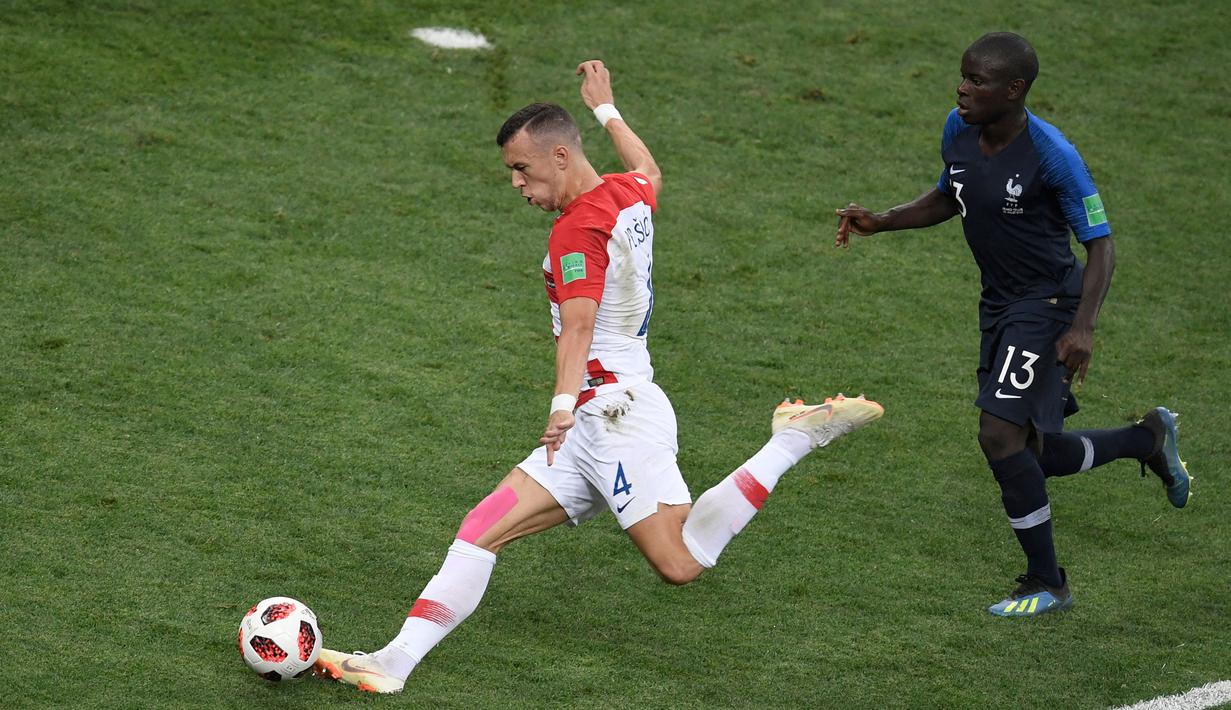 10 menit berselang, Kroasia berhasil menyamakan kedudukan menjadi 1-1. Tendagan keras Ivan Perisic tak mampu dibendung oleh kiper Prancis, Hugo Lloris. (AFP/Gabriel Bouys)