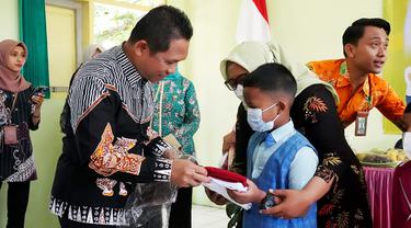 Bupati Lumajang Thoriqul Haq (Kanan) serahkan segeram baru gratis kepada siswa di Lumajang (Istimewa)