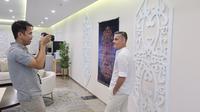 Di balik layar proses wawancara pelatih Timnas Indonesia, John Herdman  dalam Bola Break dari Bola.com di Jakarta, Selasa (12/5/2026). Fotografer Bola.com, Bagaskara Lazuardi mengambil foto Herdman dari jarak dekat. (Bola.com/M. Iqbal Ichsan)
