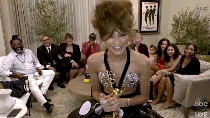 Zendaya menerima piala Emmy Awards 2020. (The Television Academy and ABC Entertainment via AP)